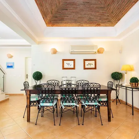 Quintus Court Villa *